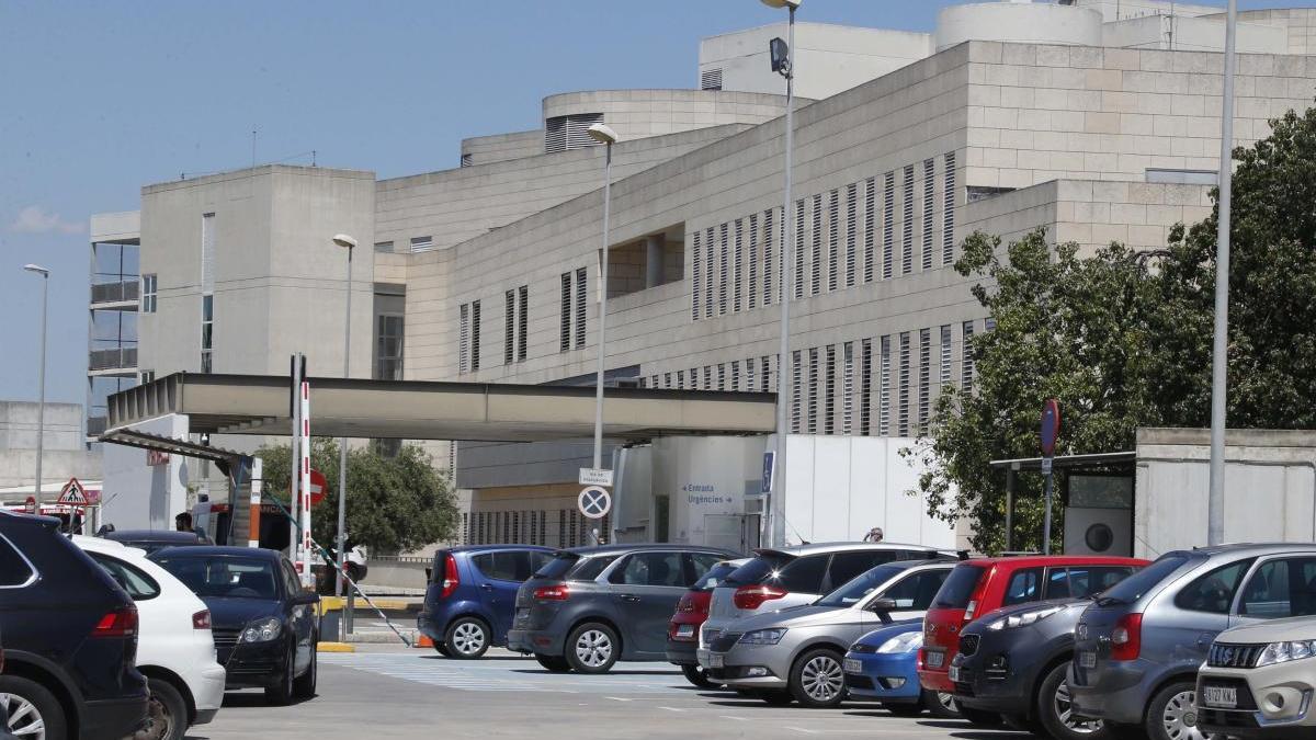 Acceso al área de Urgencias del hospital de Alzira.