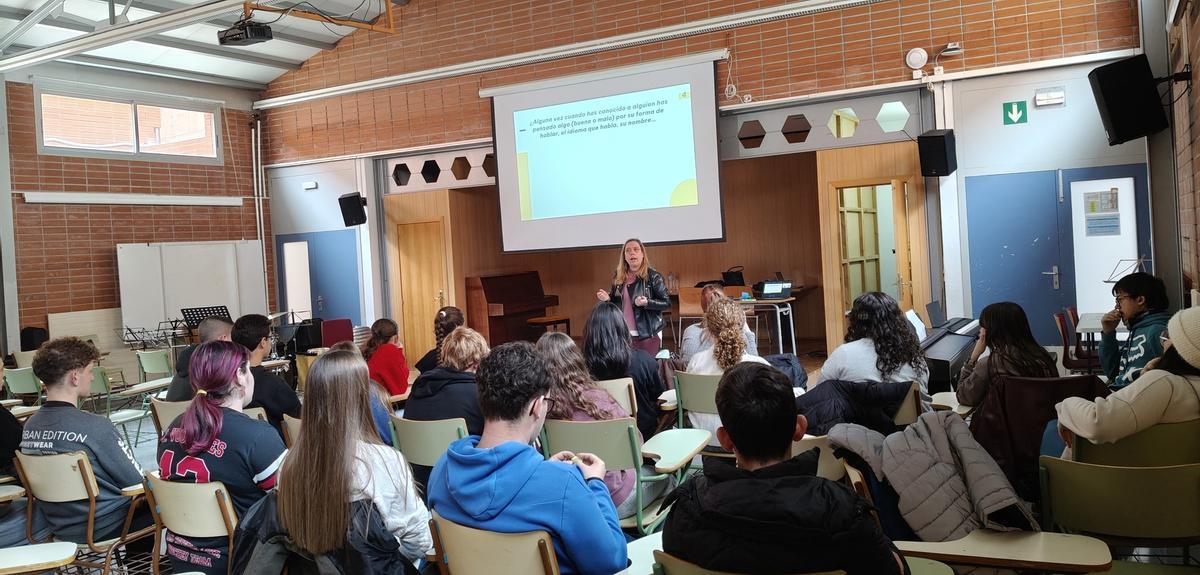 La investigadora viguesa María Méndez, durante una charla en un instituto de Tarragona dentro del proyecto.