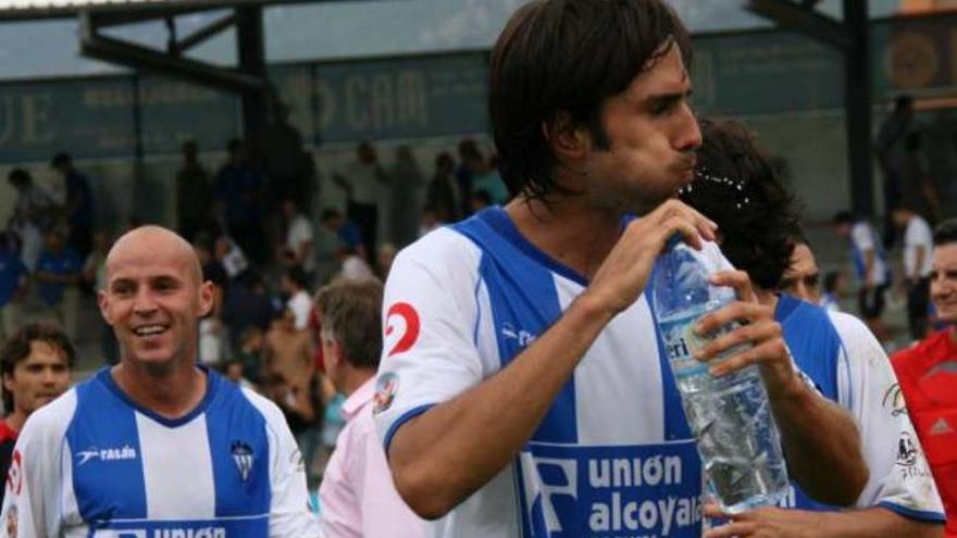 Fernando Martín bebe agua tras un partido en El Collao.