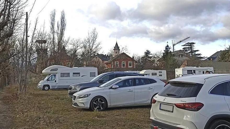 Puigcerdà es treu trànsit turístic del centre amb un aparcament provisional