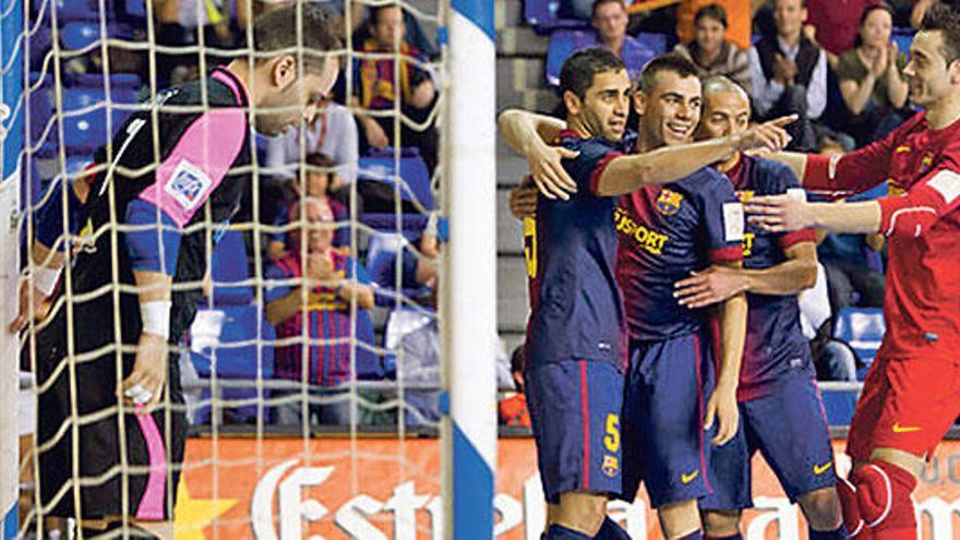 El Barça celebra un gol ante la desolación de Toñete.