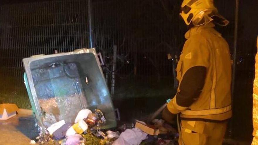 Un bombero sofoca anoche el incendio de un contenedor en La Vileta.