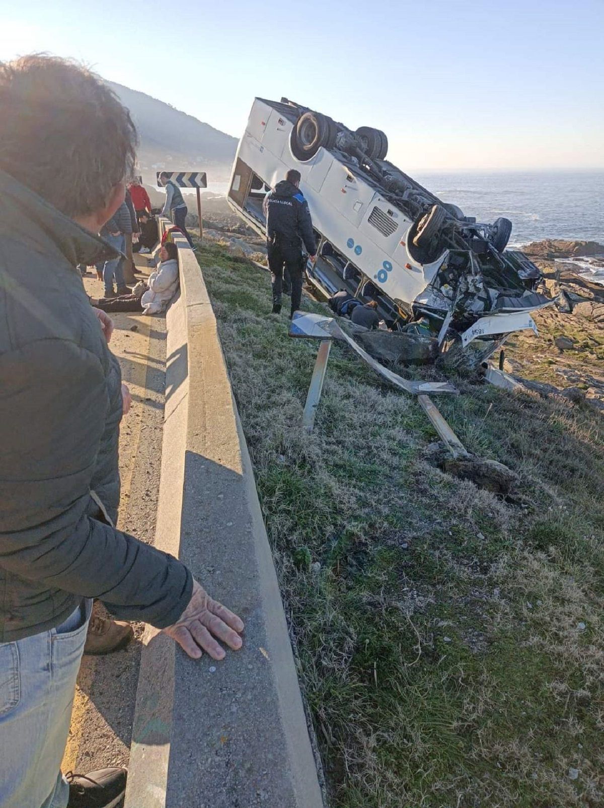 Cuatro heridos tras volcar un bus que quedó 'colgado' en las rocas de cabo Silleiro