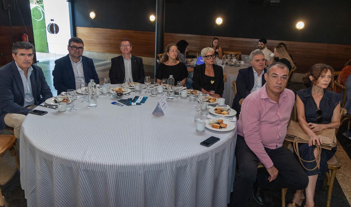 El edil de Urbanismo, Antonio Peral, la directora general de Planeamiento, Leticia Martín, y el profesor universitario Armando Ortuño analizan el futuro documento que aspira a cambiar el porvenir de la ciudad