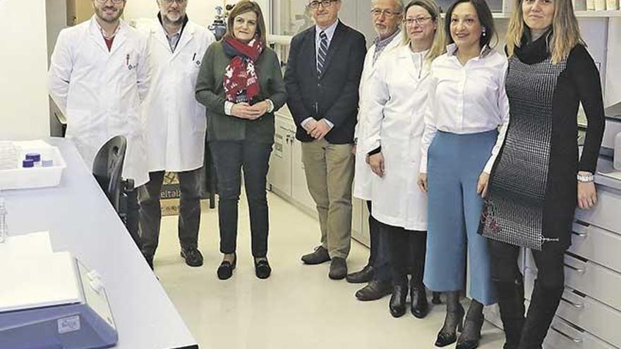 En el centro Masmiquel (con corbata) y Grases junto a otros investigadores de la patente.