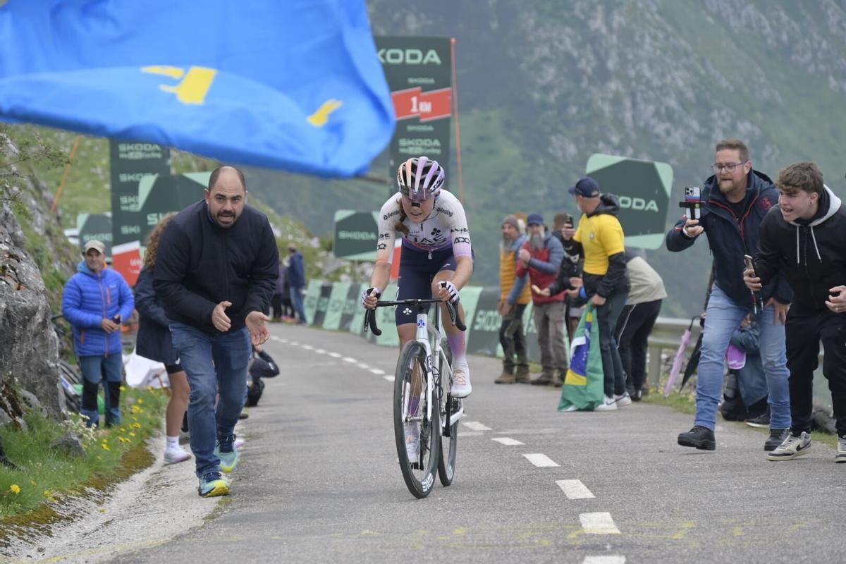 Paula Blasi hace historia en el Angliru y conquista la Vuelta a España