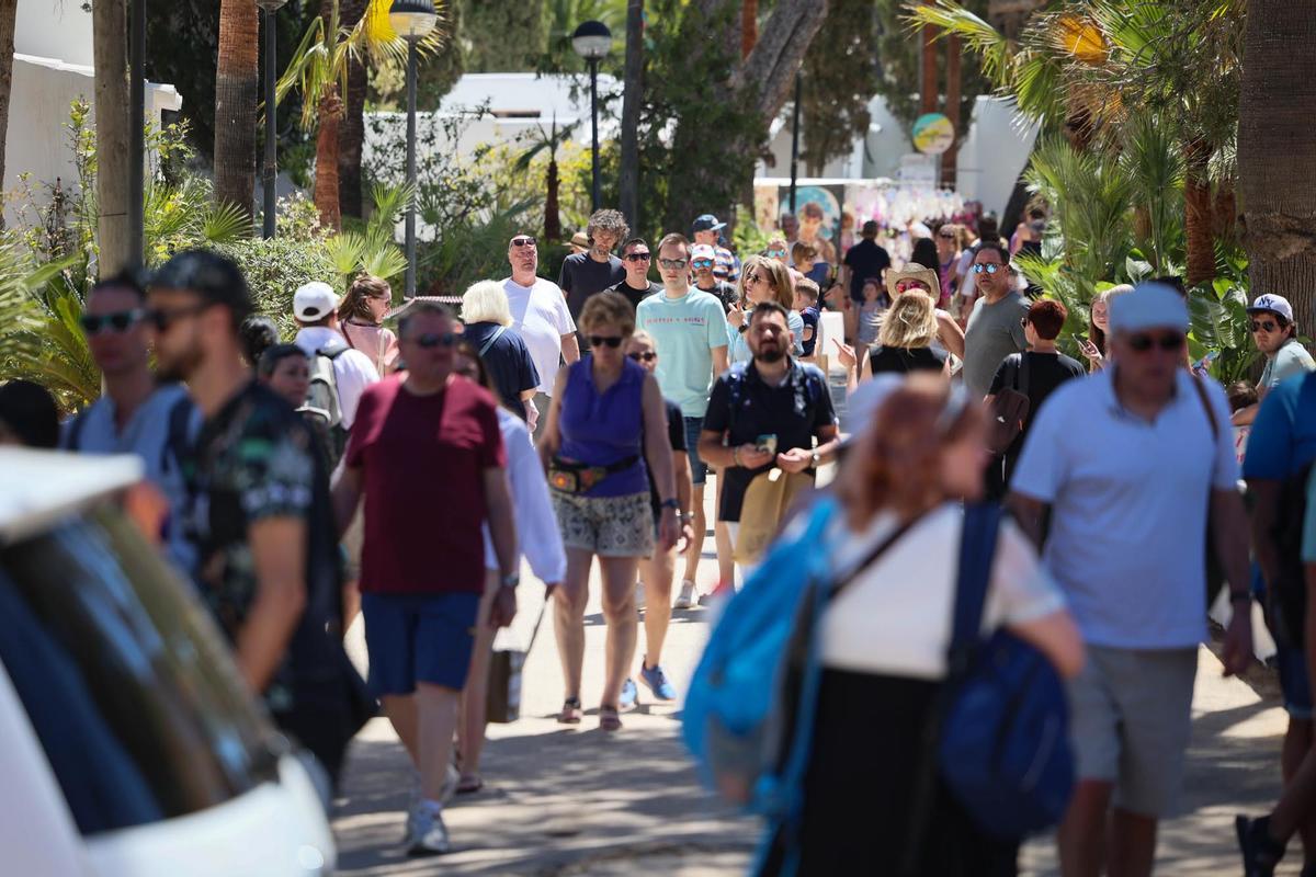 La apertura del Hippy Market de es Canar, en imágenes