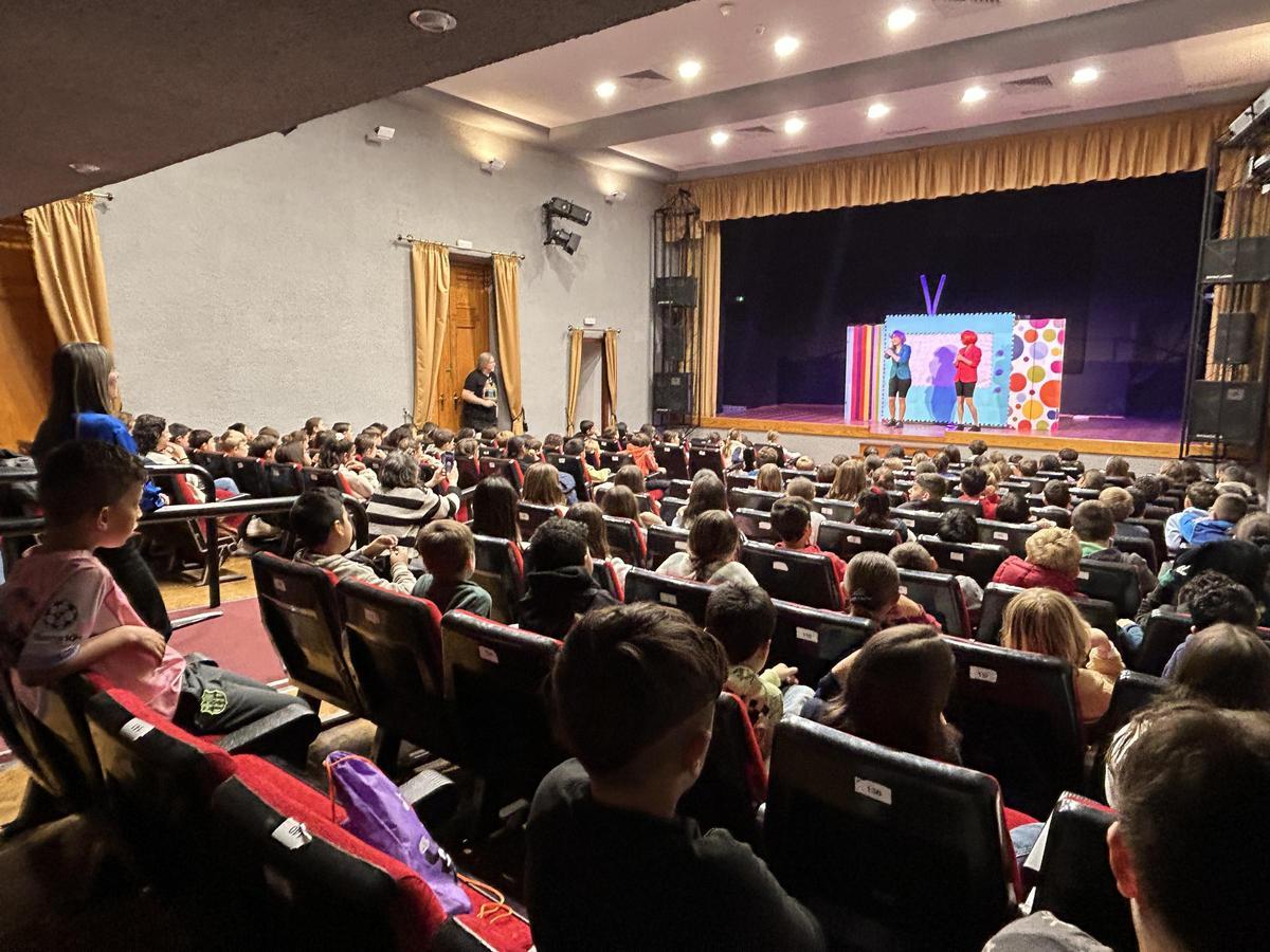 Igualdad coeduca con el teatro “Pequeñas eXtrellas” a los escolares de los colegios Sant Rafael y Muixara