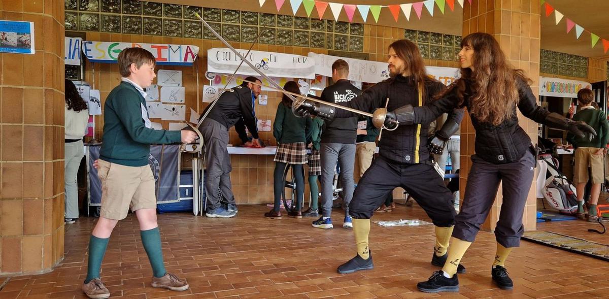 Los alumnos se hacen una foto con los jugadores del Unión  Financiera Asturiana Base Oviedo.