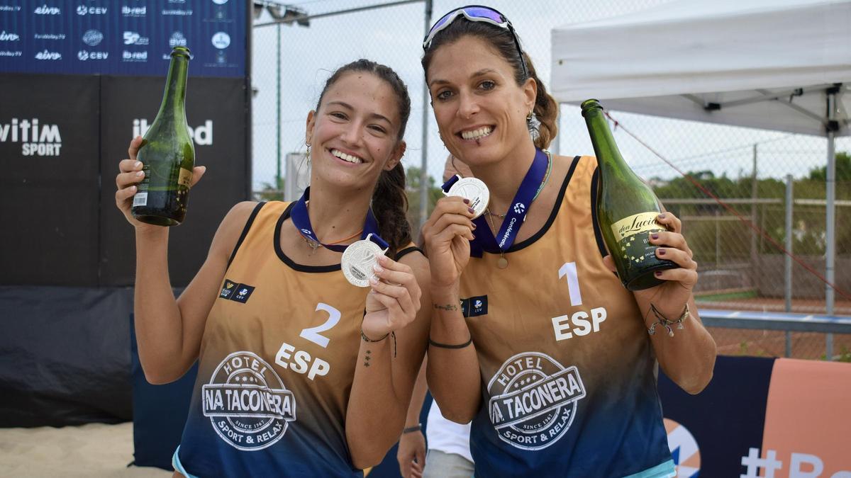 Aina Munar (2) celebra el subcampeonato con su compañera Nazaret Florián.