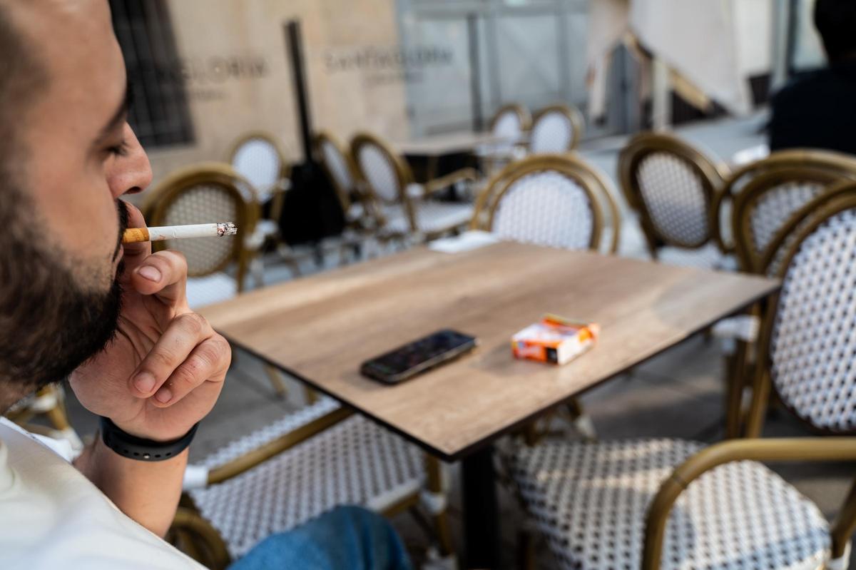 Una persona fumando en una terraza este martes en Cáceres