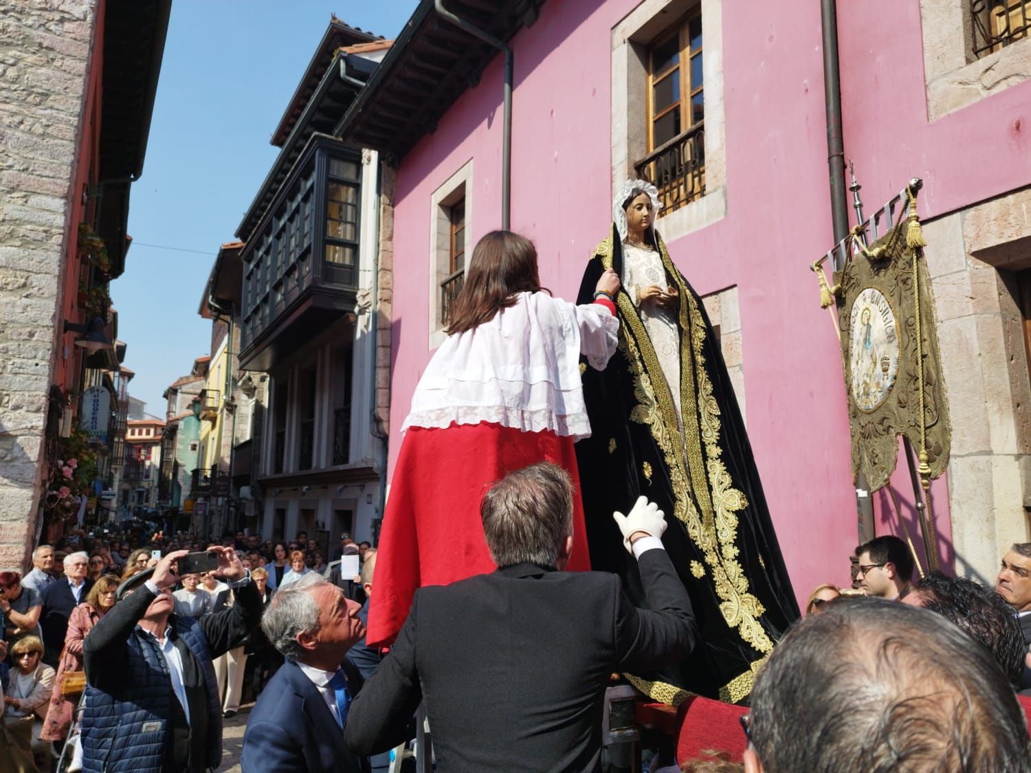 Emocionante procesión del Santo Encuentro en Llanes