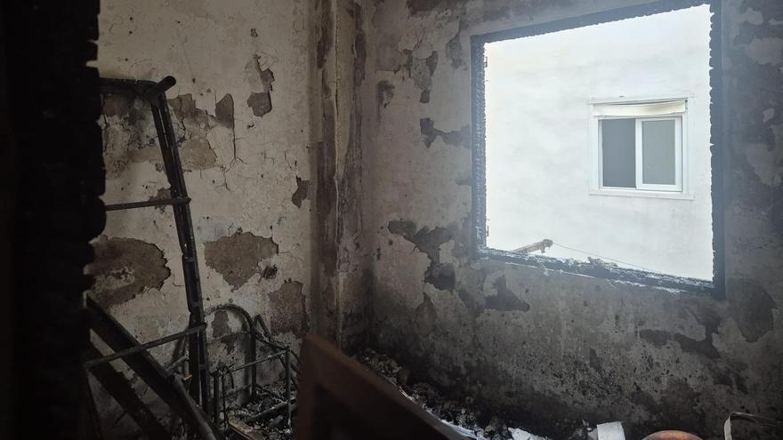 VÍDEO | Tres vecinos y un policía hospitalizados por el incendio en un piso en s’Escorxdor