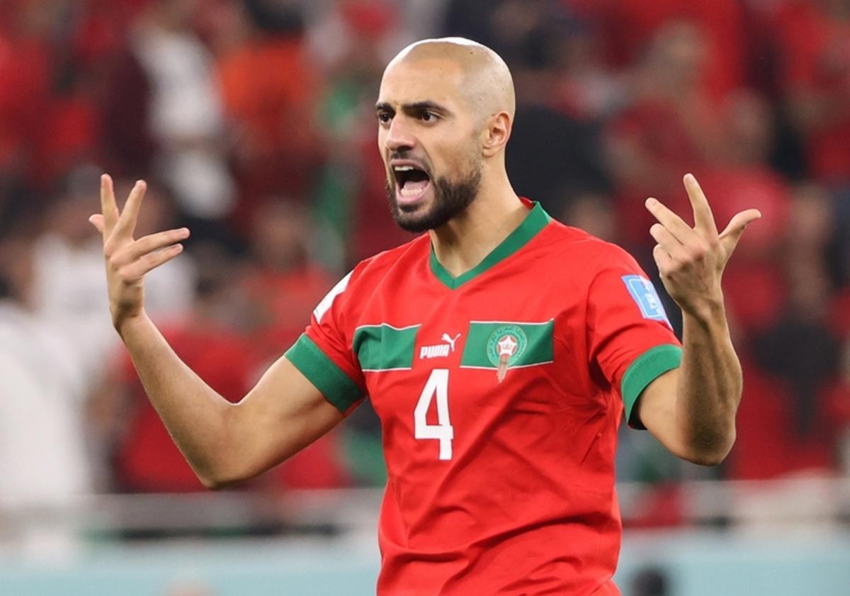 Sofyan Amrabat alienta a los jugadores marroquís