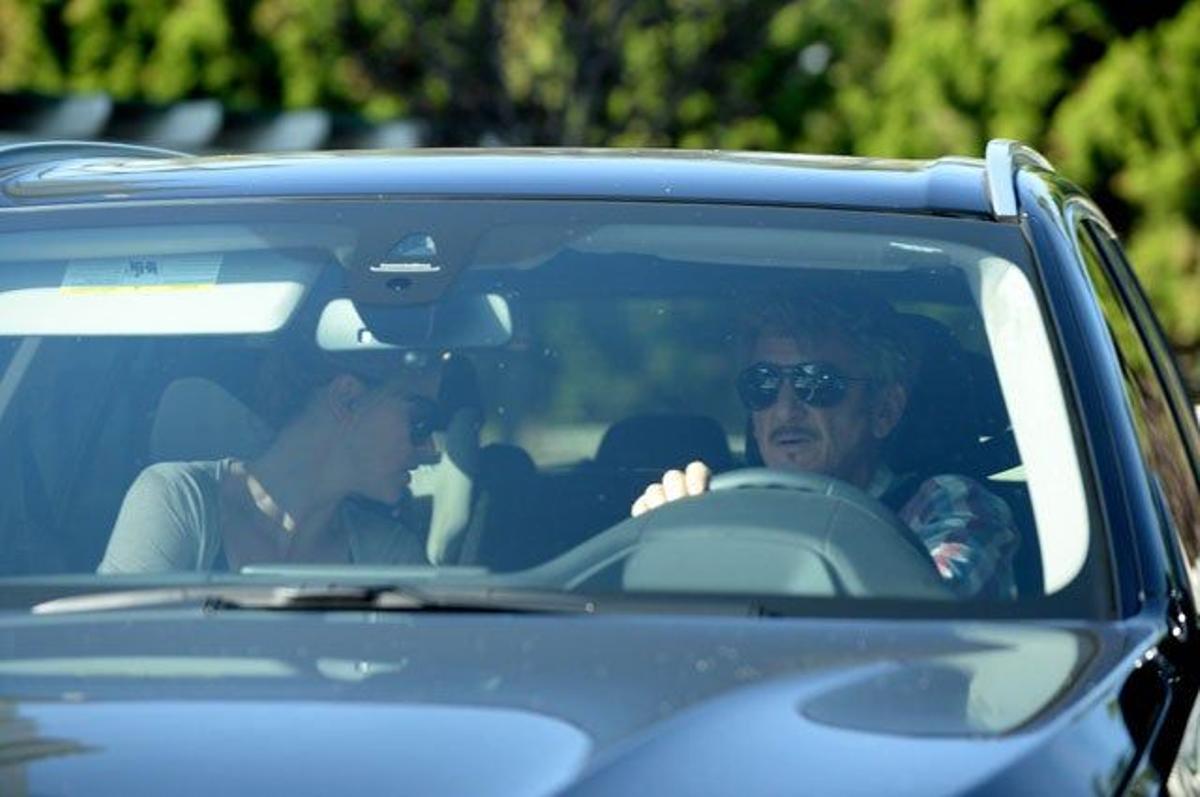 Charlize Theron, Sean Penn y Jackson Theron en el coche