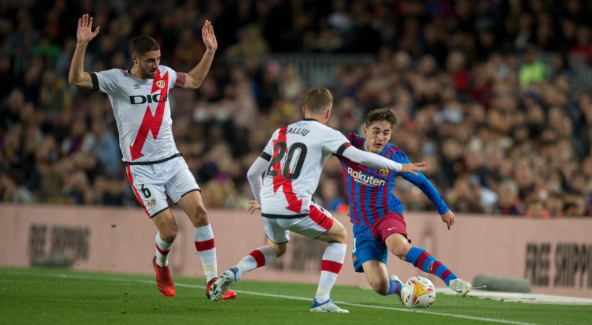 Gavi inicia una jugada de ataque en el Barça-Rayo del Camp Nou.