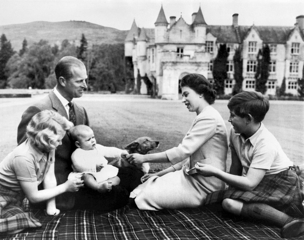 Príncipe Carlos de Inglaterra. En esta foto de archivo tomada el 9 de septiembre de 1960, la reina Isabel II de Gran Bretaña (2D), el príncipe Felipe de Gran Bretaña, el duque de Edimburgo (2L) y sus tres hijos, el príncipe Carlos (R), la princesa Anne (L) y el príncipe Andrew (3L) posan en los terrenos del castillo de Balmoral,