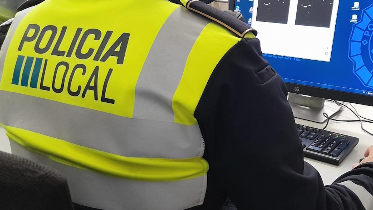Un agente de la Policía Local de Palma vigila un radar para medir la velocidad de los coches.