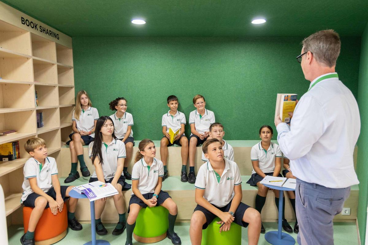 ELIS Murcia ofrece a sus alumnos casi 80.000 m2 donde las más avanzadas aulas, estudios y laboratorios conviven con amplias zonas verdes e instalaciones multideportivas