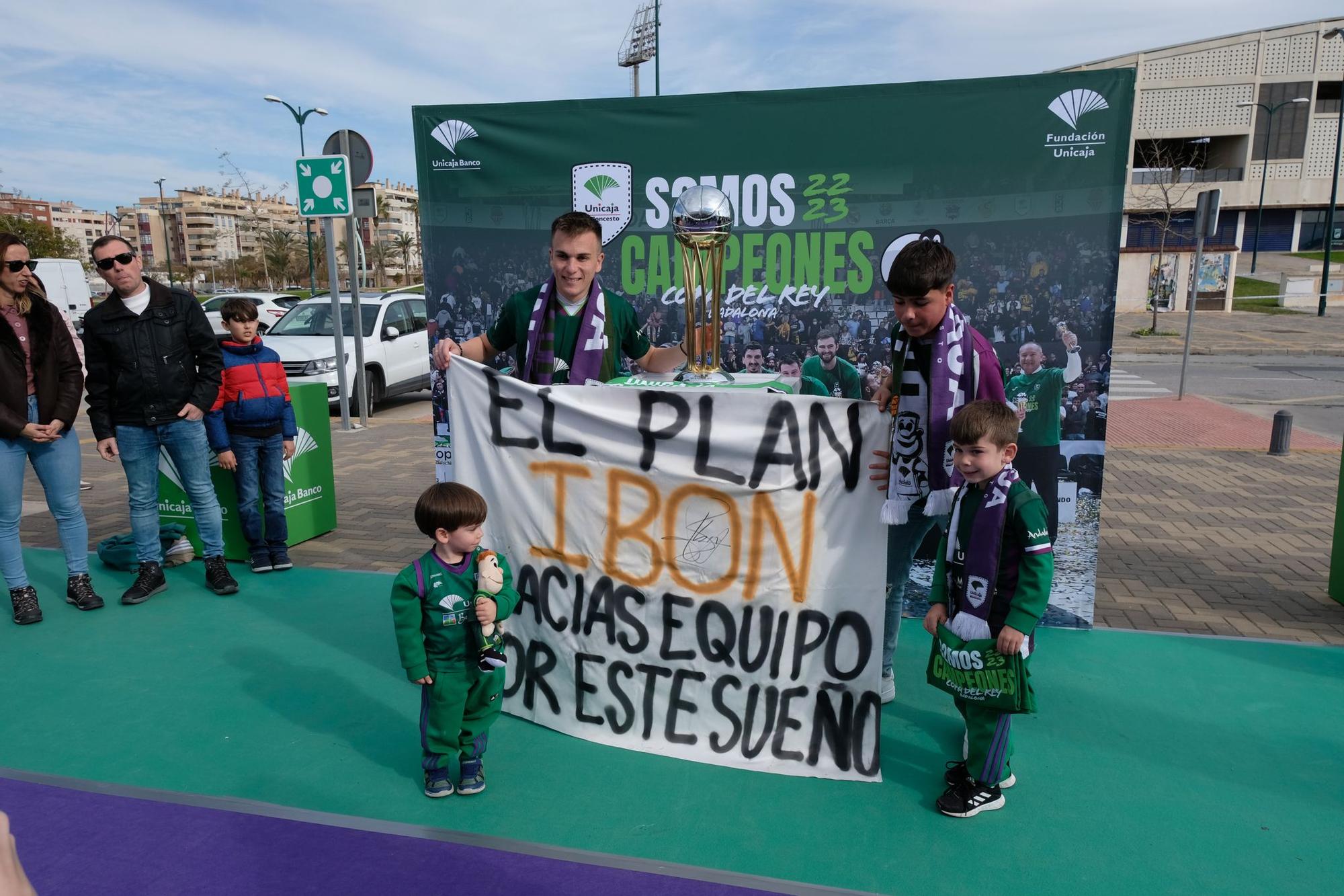 La afición celebra el título de Copa en la previa del Unicaja - Girona