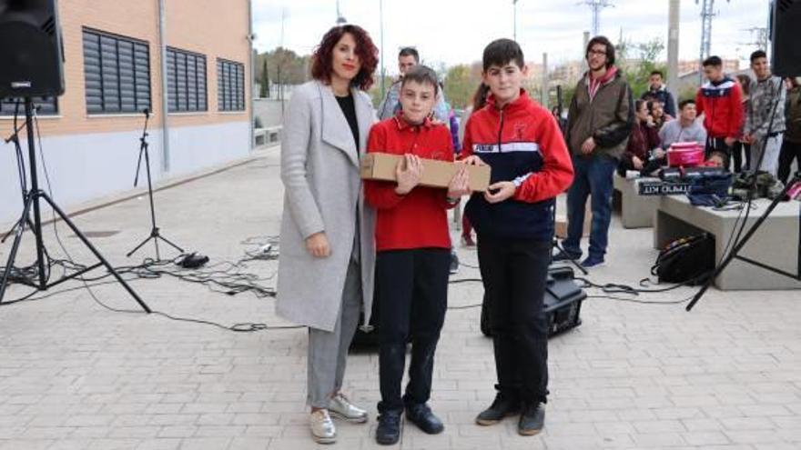 Los ganadores con la concejala Cristina Mora.