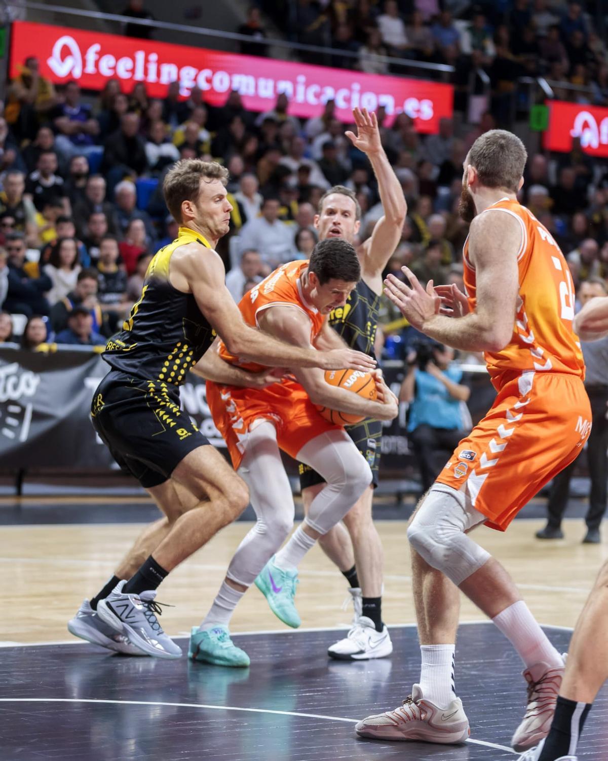 López-Arostegui, en acción contra el Canarias.