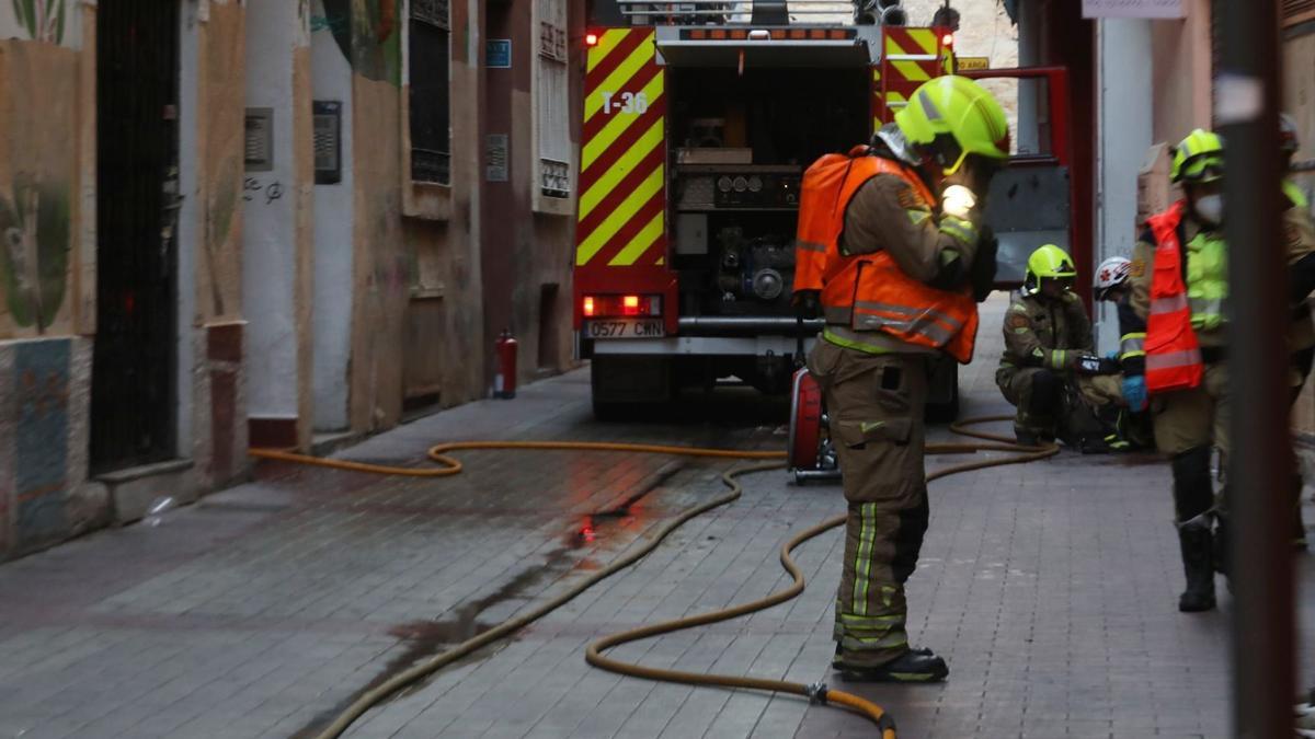 Bomberos de Zaragoza durante una actuación.