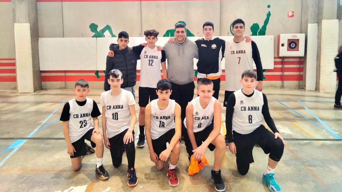 Los jugadores del equipo cadete del CB Anna, que ganó en Alcoi.