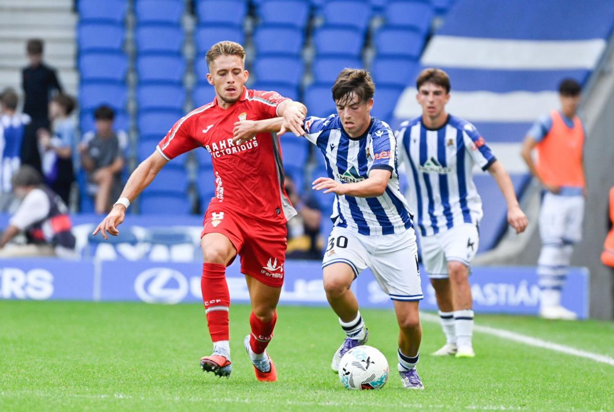 Isma Ruiz junto a Eceizabarrena en un duelo en el partido de ida entre el Córdoba CF y la Real Sociedad