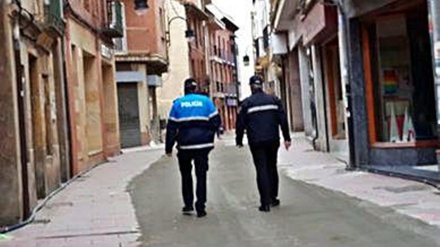 Personal de la Policía Local por calle Herreros.