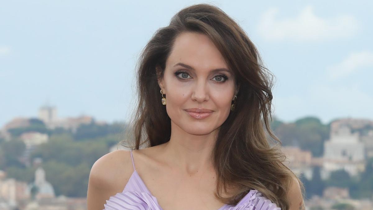Angelina Jolie nos inspira para nuestras compras de rebajas de Mango con un vestido ideal para el día a día