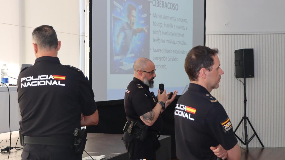 Agentes de Policía Nacional en su intervención en la jornada