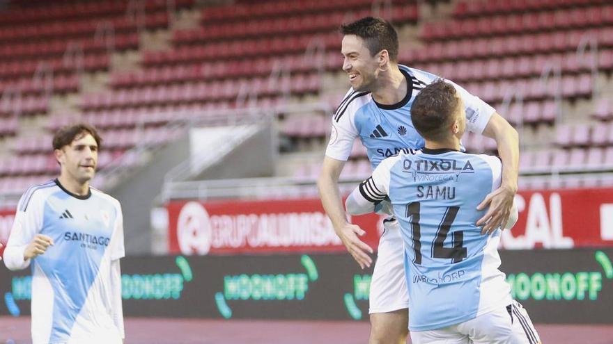 Adrián Armental, Samu Rodríguez y Damián Noya celebran un tanto de la SD Compostela.