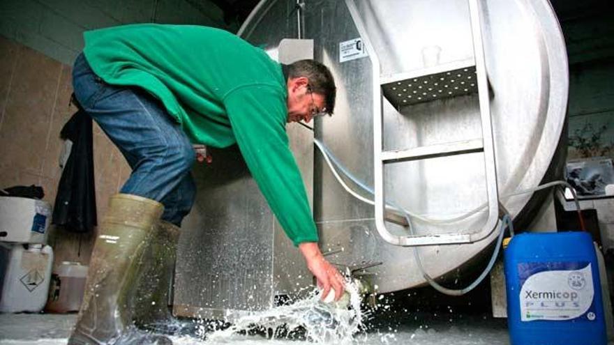 Un ganadero vierte leche en protesta contra los bajos precios lácteos, en las protestas de septiembre. // Bernabé