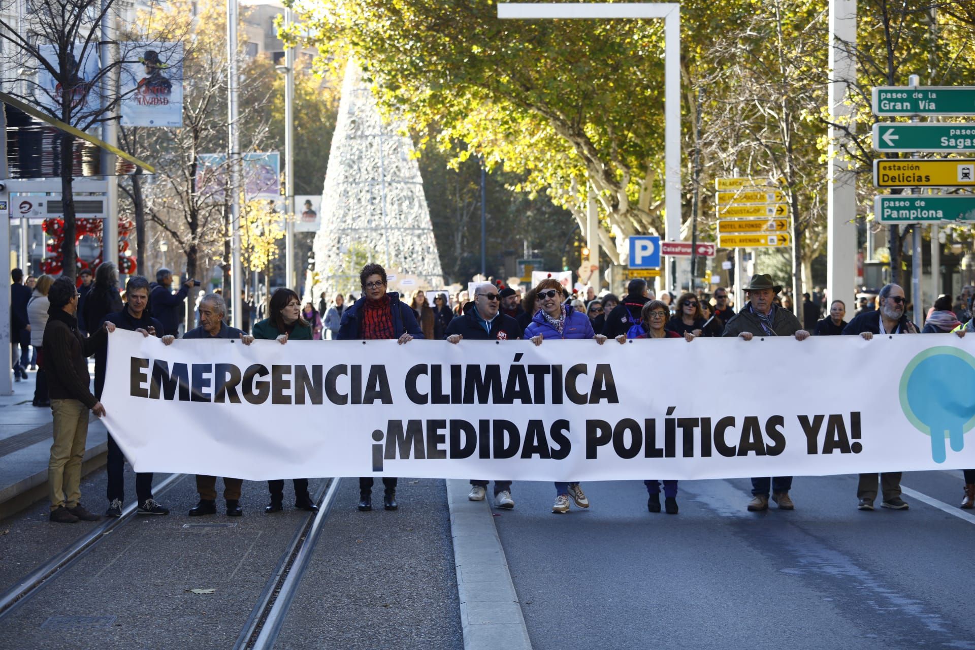 Cientos de personas se concentran contra el cambio climático en Zaragoza