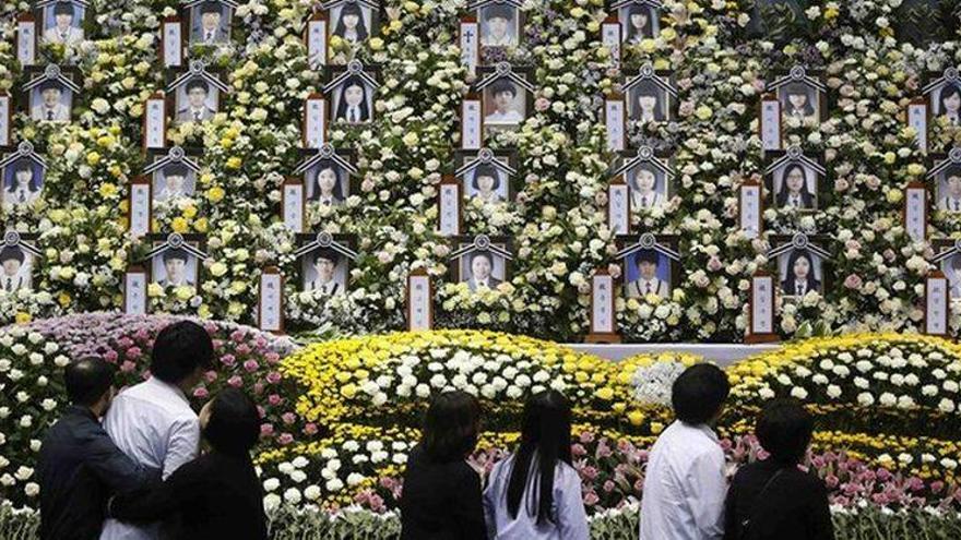 Un centenar de cadáveres permanecen aún en el ferri sudcoreano hundido hace 15 días
