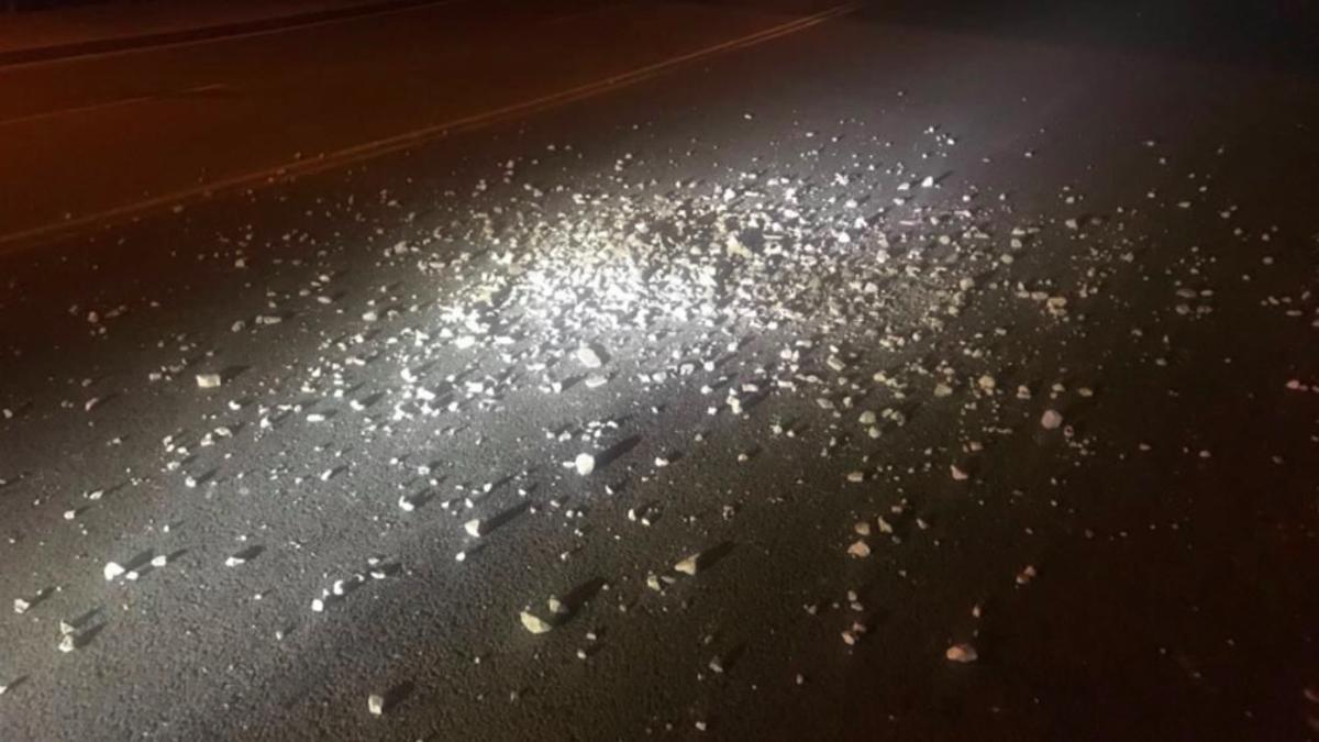 Imagen de los fragmentos desprendidos del puente este martes en L'Hospitalet