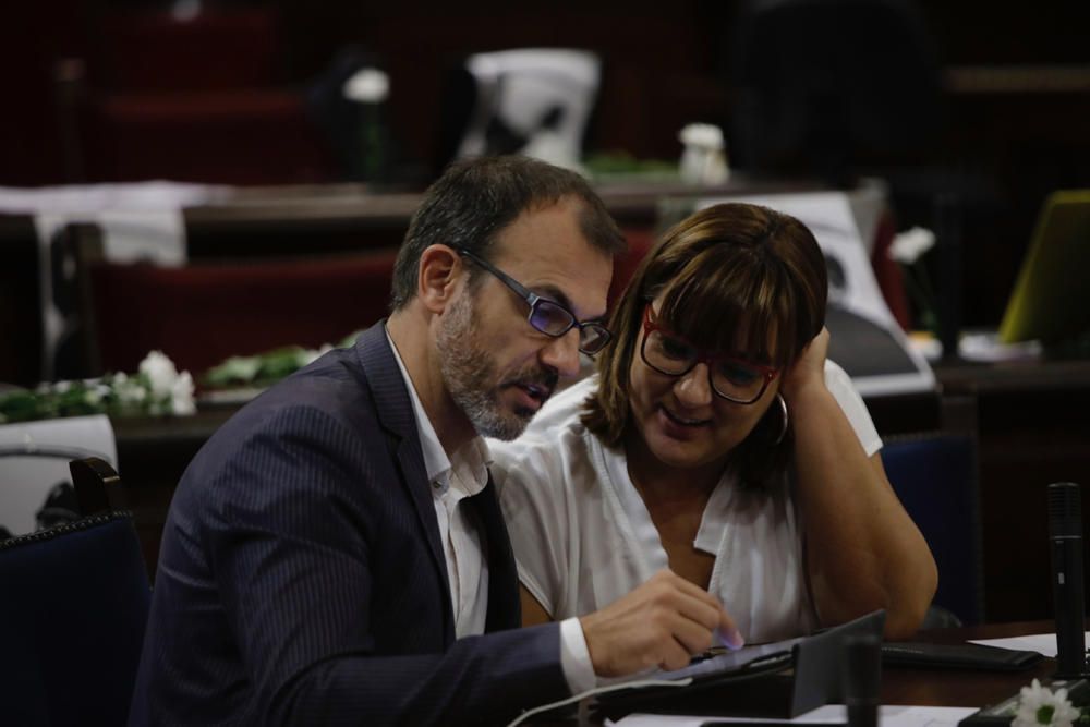 Tensa jornada en el Parlament