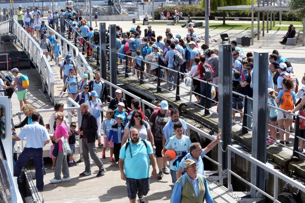 Aficionados y peñistas del Celta llenan el barco a las Cíes para poner el broche a la temporada del equipo