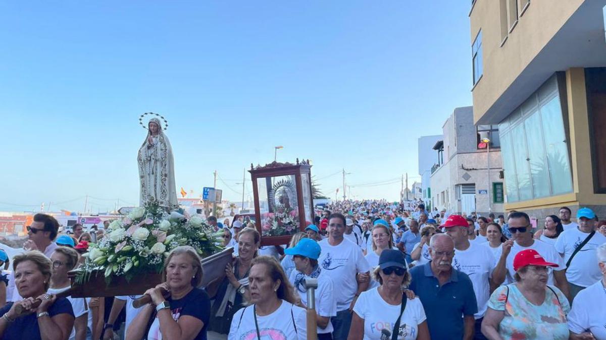 La Virgen de Abona y la Virgen de Fátima a la llega al Porís de Abona, ayer. | | E.D.