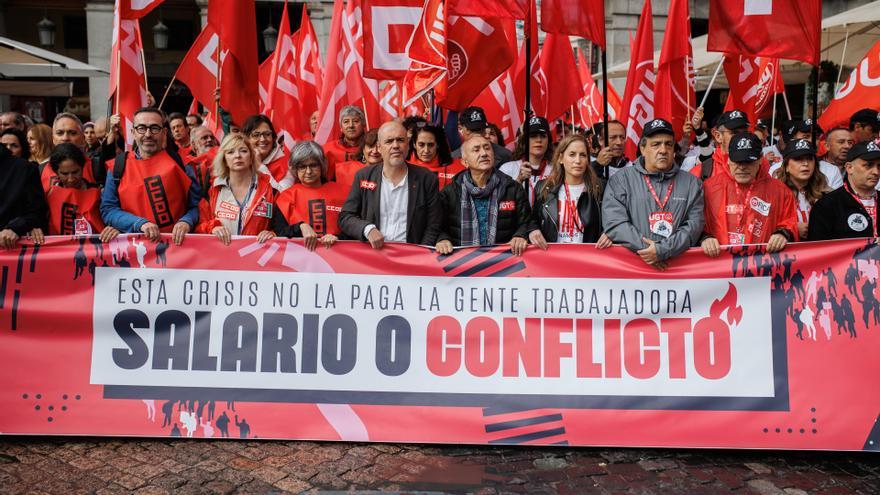 El secretario general de UGT, Pepe Álvarez (5d), y el secretario general de CCOO, Unai Sordo (5i), en una movilización convocada por CCOO y UGT el pasado noviembre para exigir a CEOE la subida de los salarios.