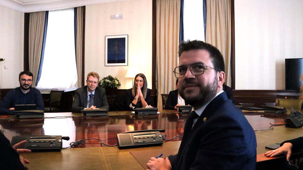 El president de la Generalitat, Pere Aragonès, amb portaveus dels partits espiats amb Pegasus