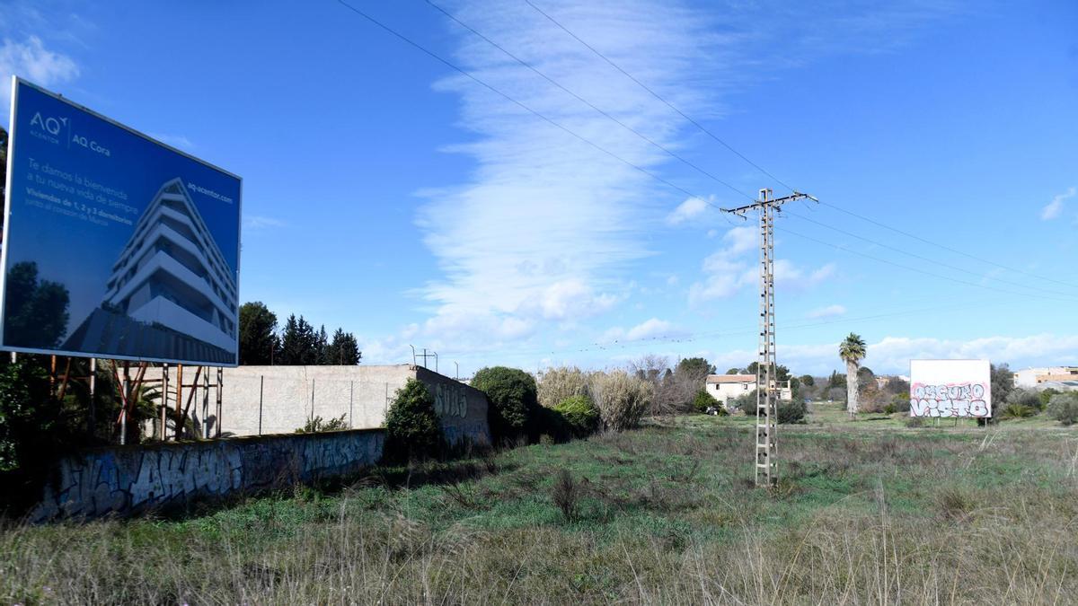Solar en el que se construirán nuevas casas en la avenida Reino de Murcia de Santiago y Zaraiche.