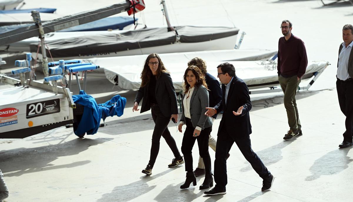 La vicepresidenta del Govern de la Generalitat, Laura Vilagrà, y el presidente de la Federació Catalana de vela, Xavier Torres, durante la presentación de los nuevos proyectos en los que trabajan conjuntamente la Fundació Barcelona Capital Nàutica y la federación.