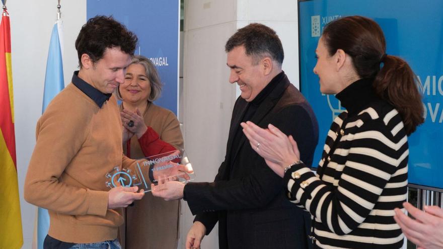 El director del CRA,  Antón de Valenzuela, recibe el premio de mano del conselleiro Román Rodríguez.