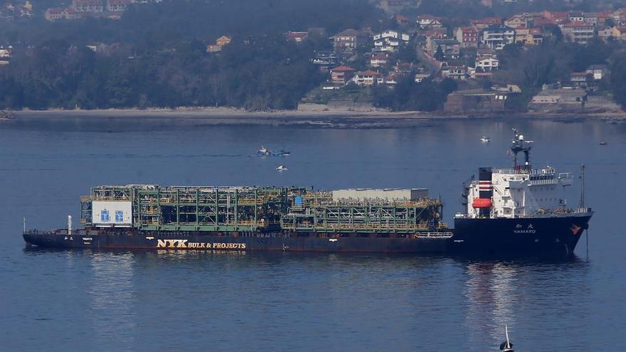 El &quot;Yamato&quot;, fondeado en la ría de Vigo.