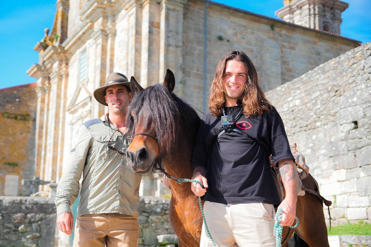 Adrián Martíns co seu amigo Rubén Díez, o youtuber Lethal Crysis, e un dos cabalos da viaxe, diante do mosteiro de Oia.