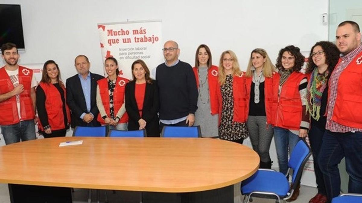 Voluntarios de Cruz Roja en la apertura del Centro de Inclusión de Personas sin Hogar en Marbella. | L.O.