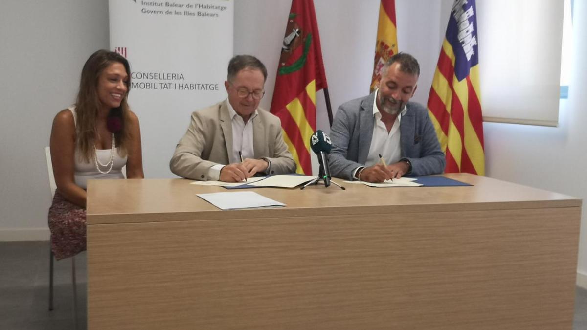 Cris Ballester, Josep Marí y Joan Carles Verd firman el protocolo de intenciones, este miércoles en Sencelles.