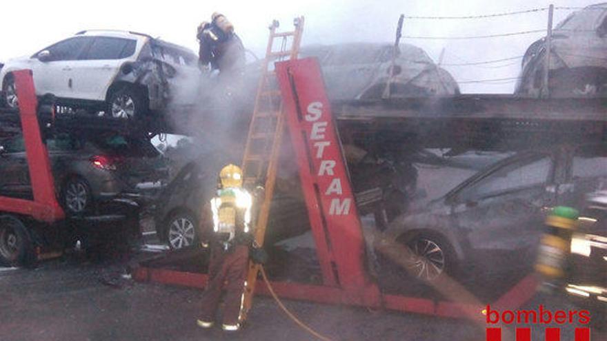 Crema totalment un camió que transportava cotxes en una àrea de descans de l&#039;AP-7